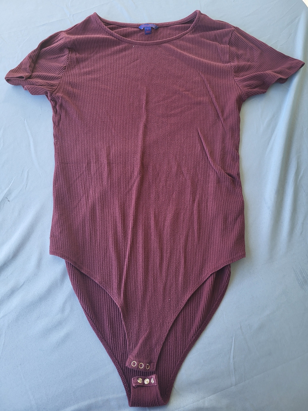 Aeropostale Ribbed Short-Sleeve Bodysuit in Maroon